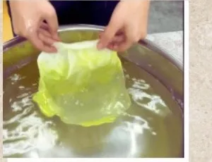 蝋を水に流して葉っぱを作る