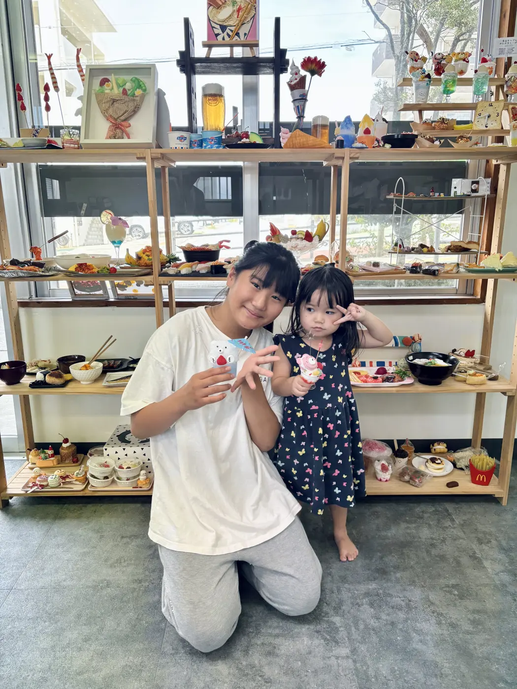 作品棚の前で姉妹の記念写真