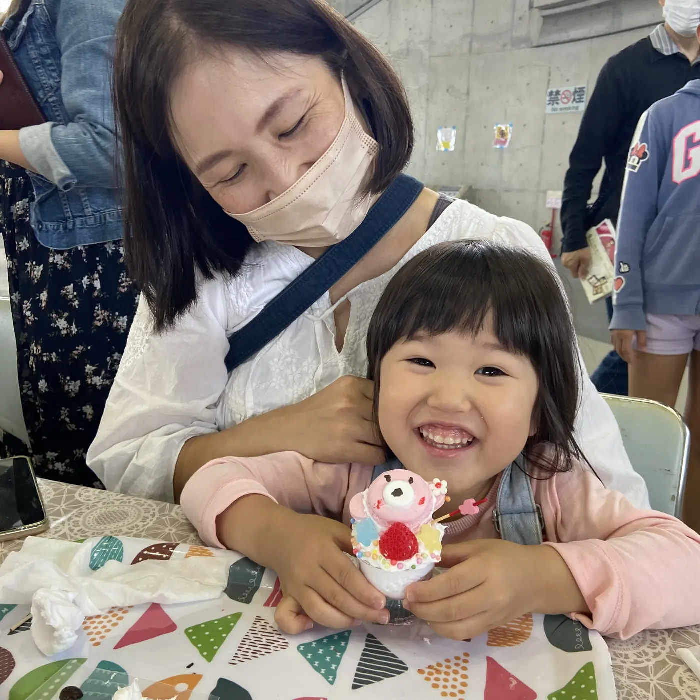 お母さんと一緒に、くまパフェ完成