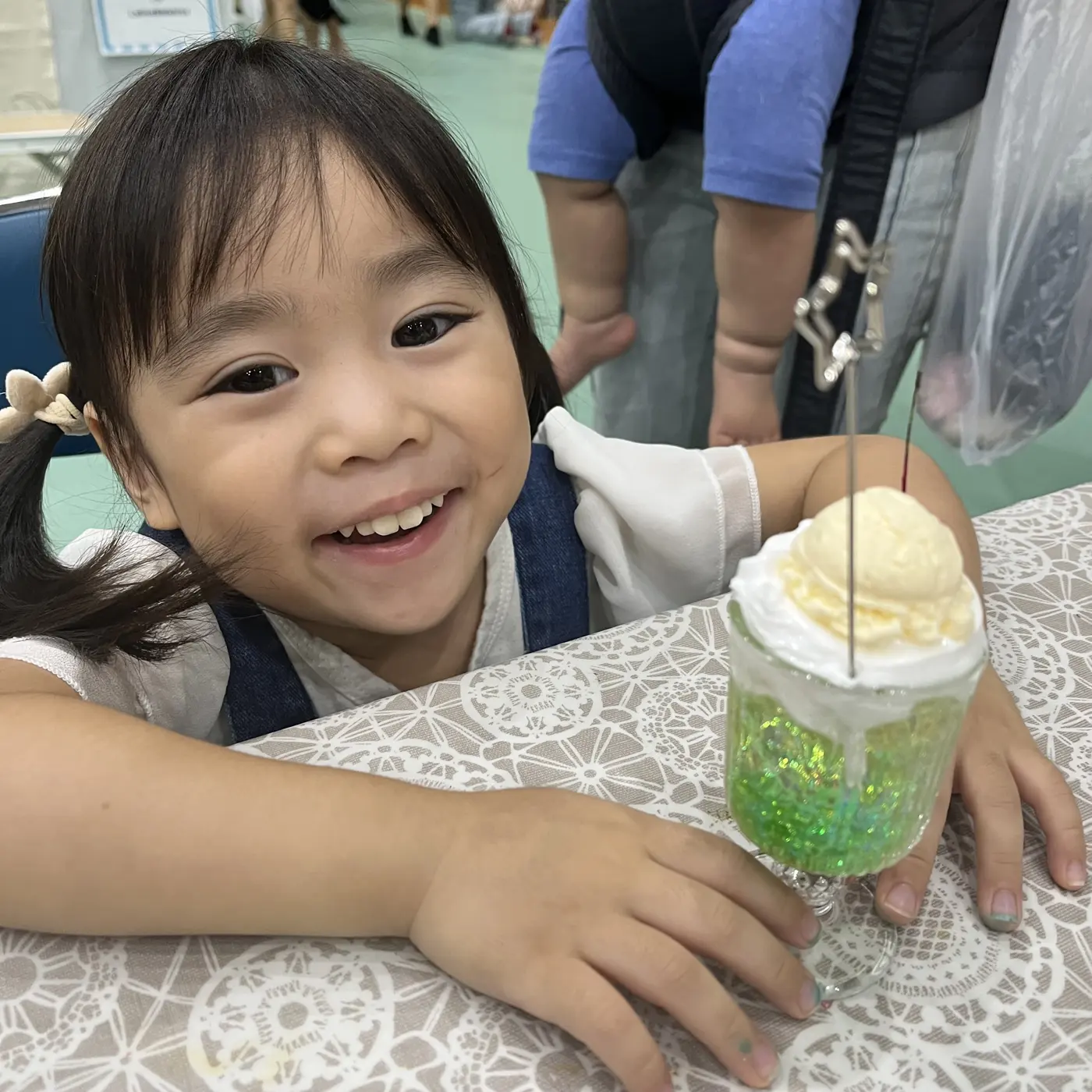 完成したクリームソーダを持って満面の笑み