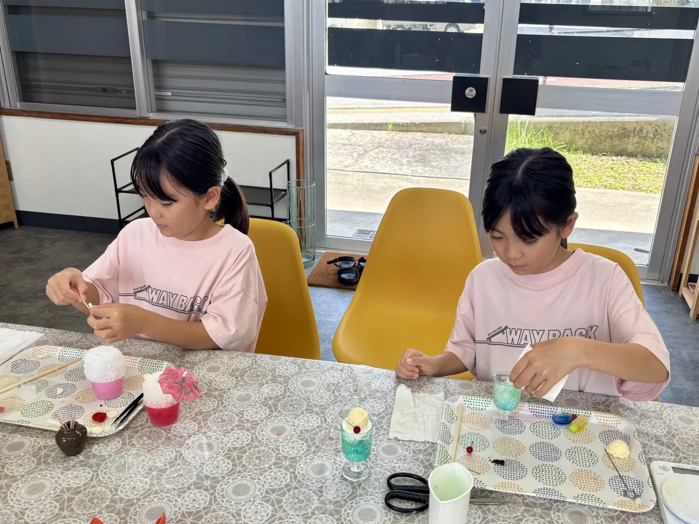 姉妹でならんで制作