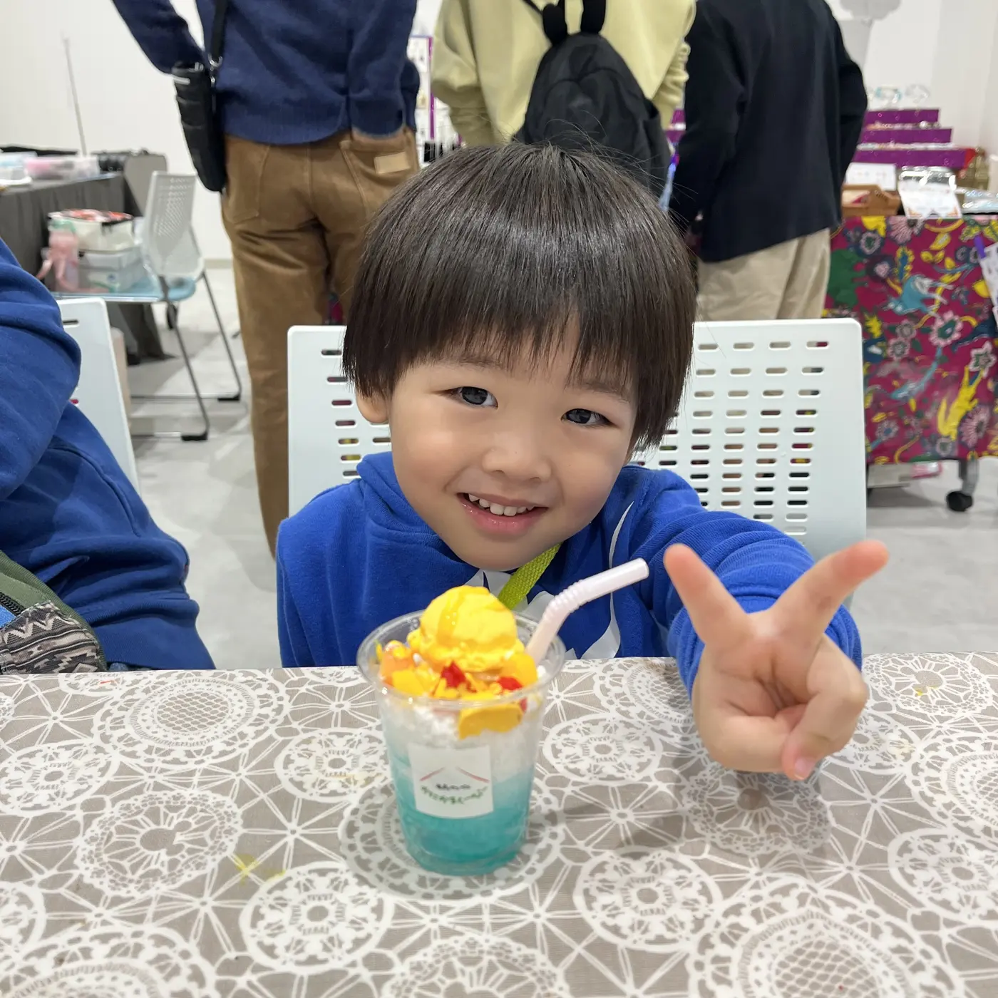ブルーのクリームソーダとピース