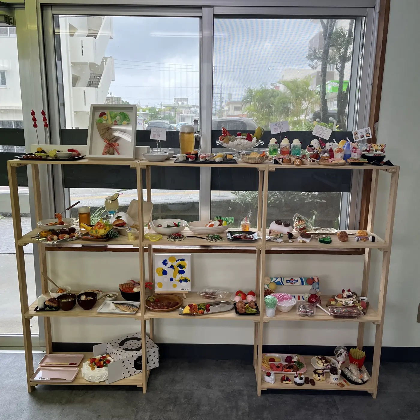 作品がならぶ展示棚