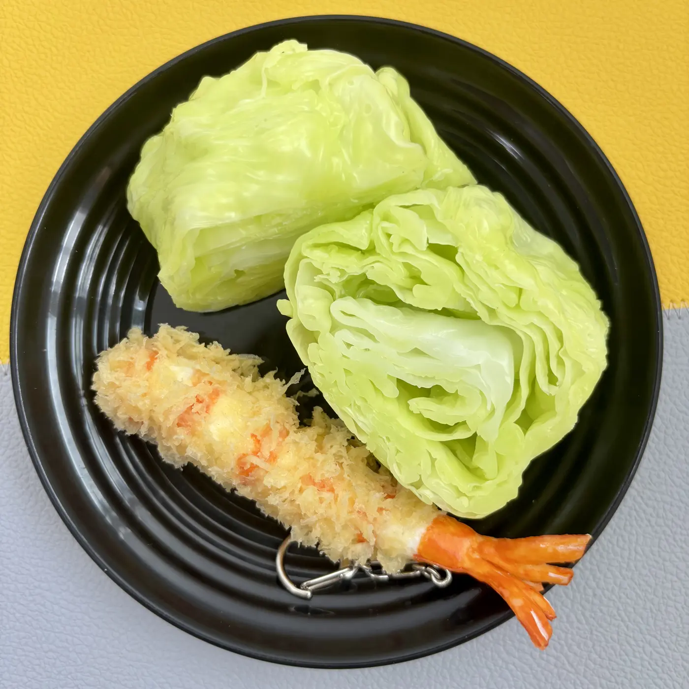 蝋でできたレタス＋えび天キーホルダーの食品サンプル