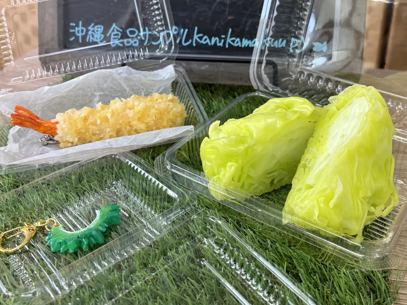 蝋でできたレタス＋ちんすこうマグネットの食品サンプル