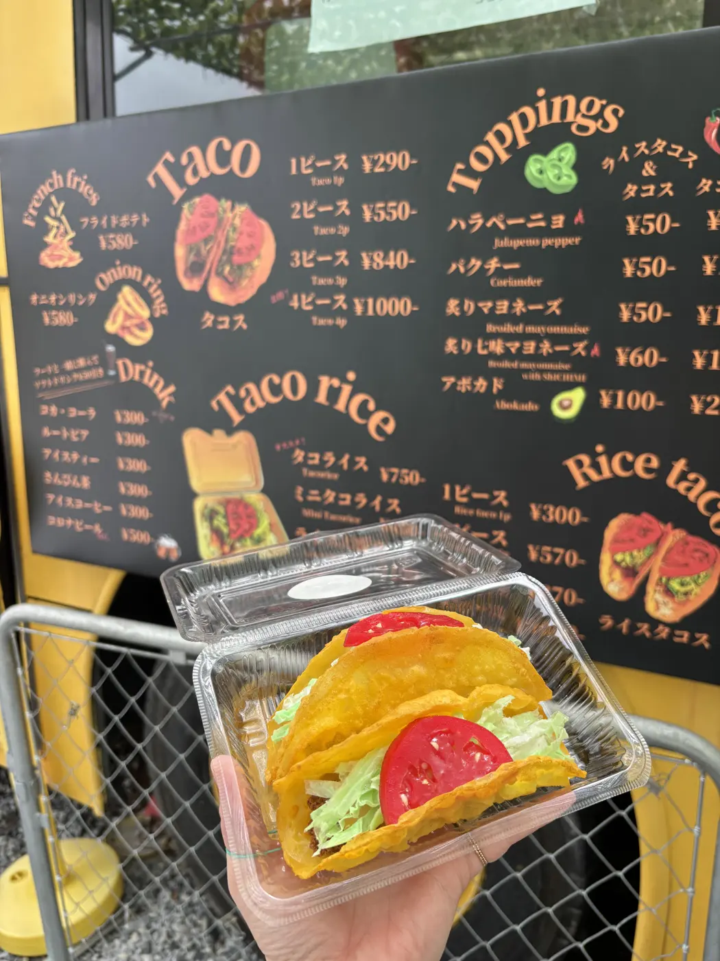 タコス店の店頭ディスプレイ